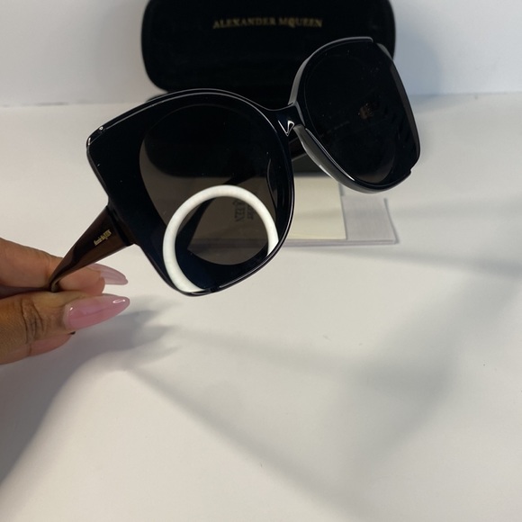 ALEXANDER MCQUEEN AM0250S 001 butterfly sunglass black frame grey smoke lenses. - Picture 14 of 15